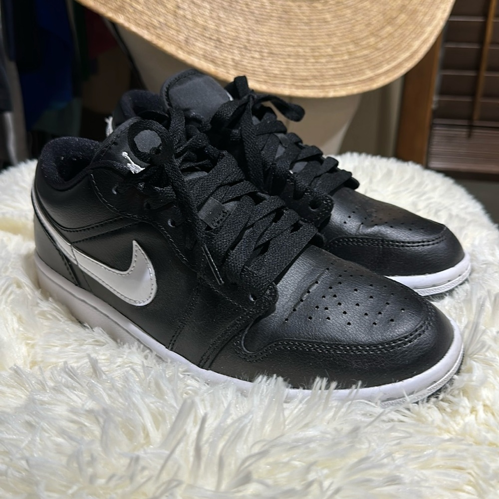 Women’s Air Jordan Low sz 7.5